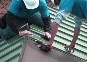 Как крыть крышу профнастилом своими руками правильно
